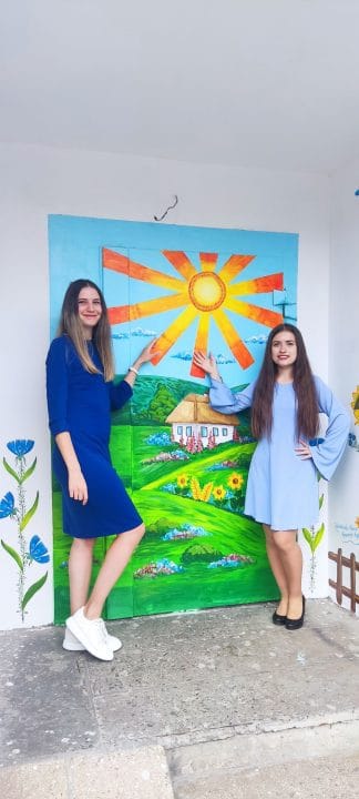 У Дніпрі під'їзд багатоповерхівки прикрасили яскравим українським розписом