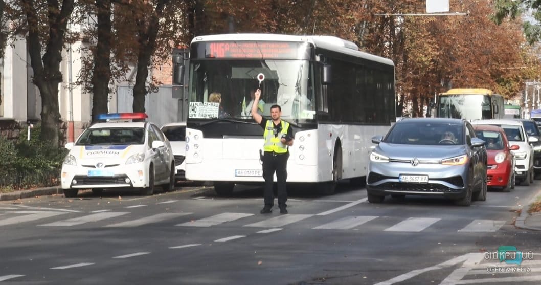 Дніпро до Дня захисників та захисниць зупинився на загальнонаціональну хвилину мовчання