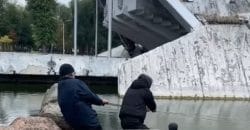 У Дніпрі в парку Глоби рятують затонулий катамаран