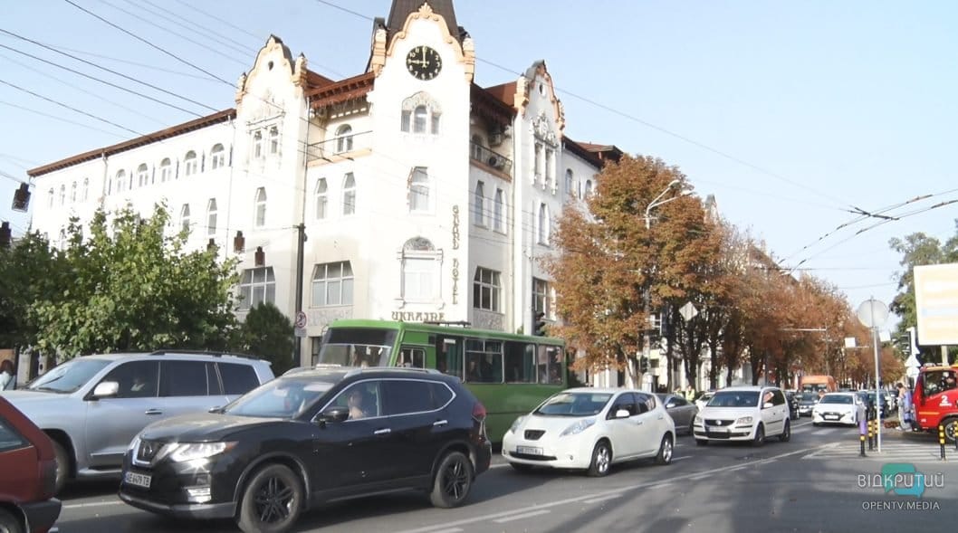Дніпро до Дня захисників та захисниць зупинився на загальнонаціональну хвилину мовчання