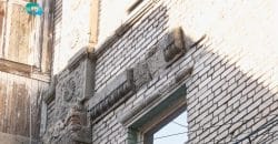 З багатоповерхівки у середмісті Дніпра продовжує осипатися ліпнина: що кажуть у міськраді