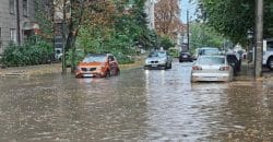 У Дніпрі сильна злива спричинила затоплення вулиць і транспортний колапс - рис. 1