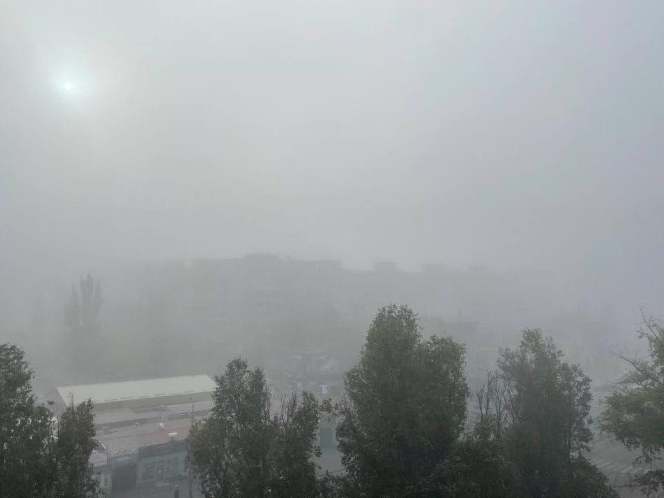 Зранку Дніпро накрив густий туман - рис. 1