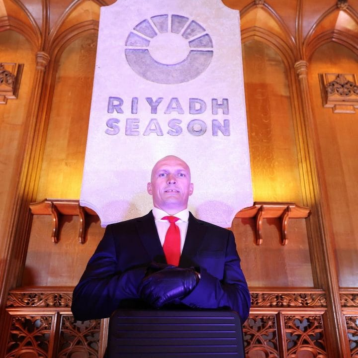 Украинский боксер Усик появился в образе Hitman на дуэли взглядов перед реваншем с Фьюри - рис. 1