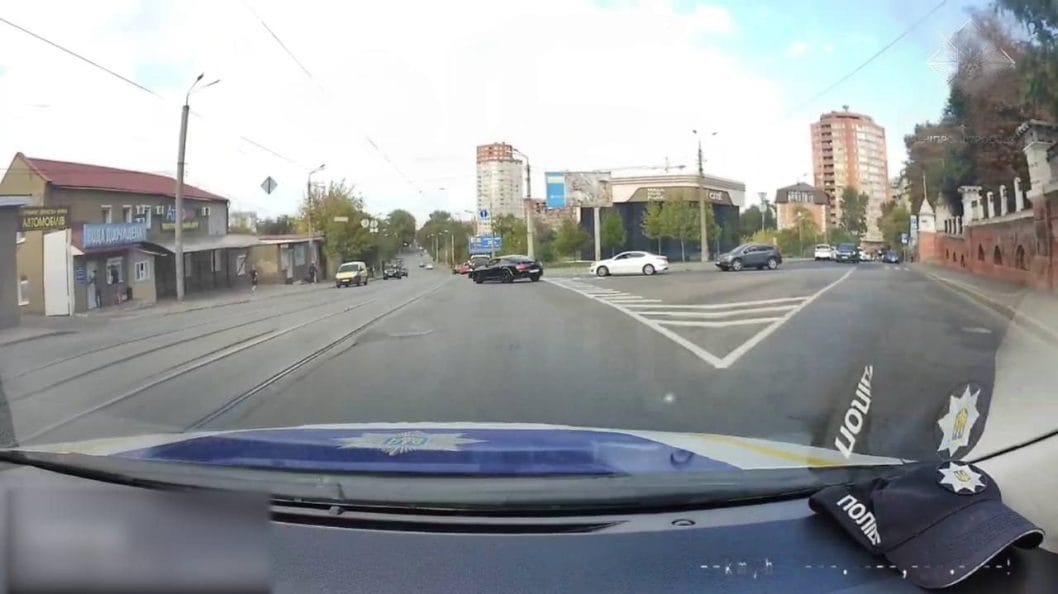 У Дніпрі зупинили водія Bentley, який намагався втекти від патрульних 