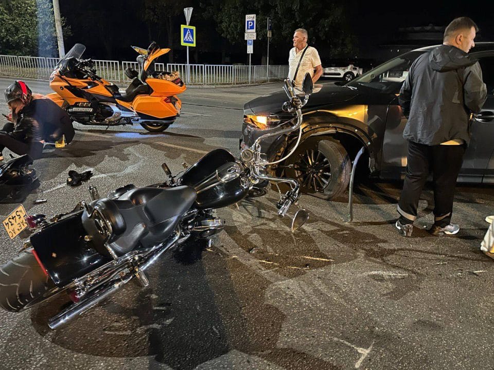 В Днепре на Набережной автомобиль сбил мотоциклиста: пострадали два человека - рис. 1