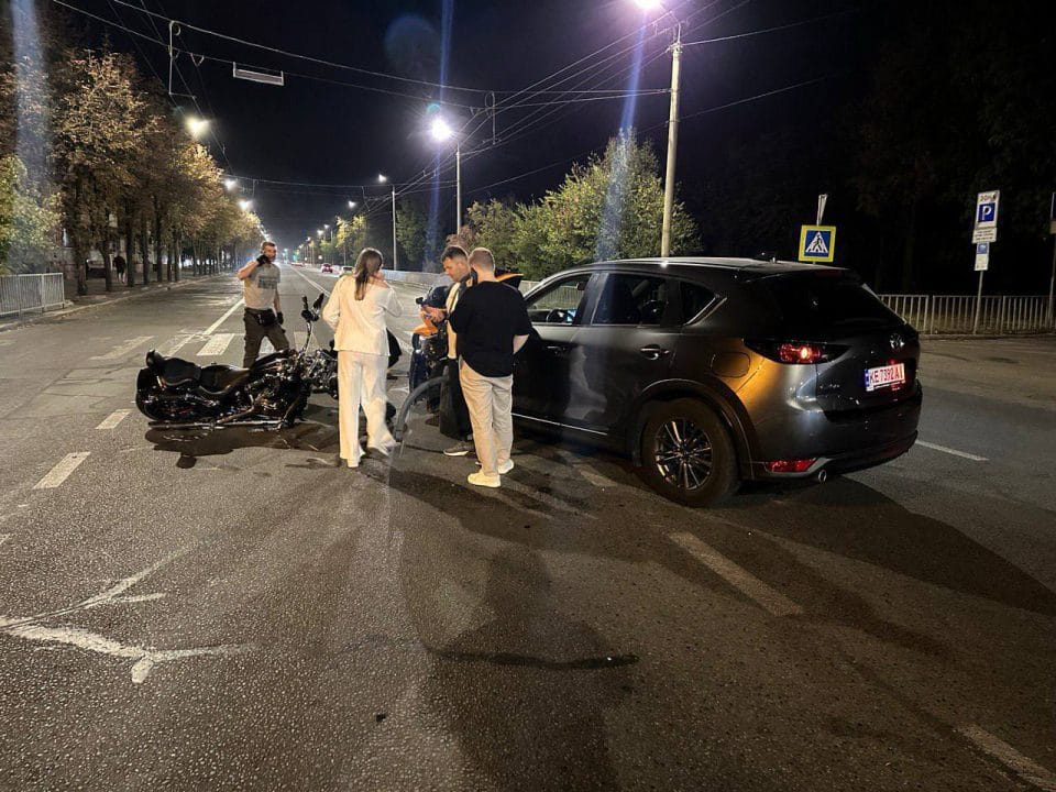 В Днепре на Набережной автомобиль сбил мотоциклиста: пострадали два человека - рис. 2