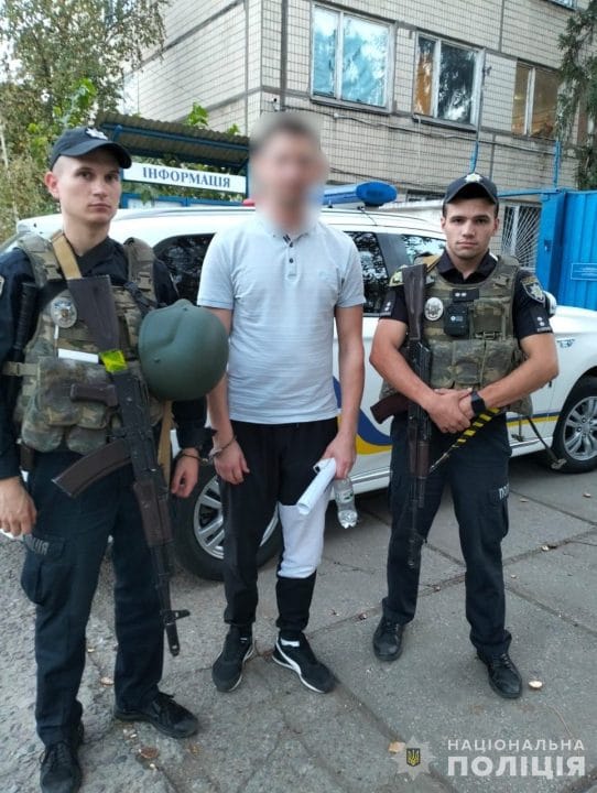 На Днепропетровщине мужчина избил прохожего у супермаркета и отобрал у него сумку - рис. 1