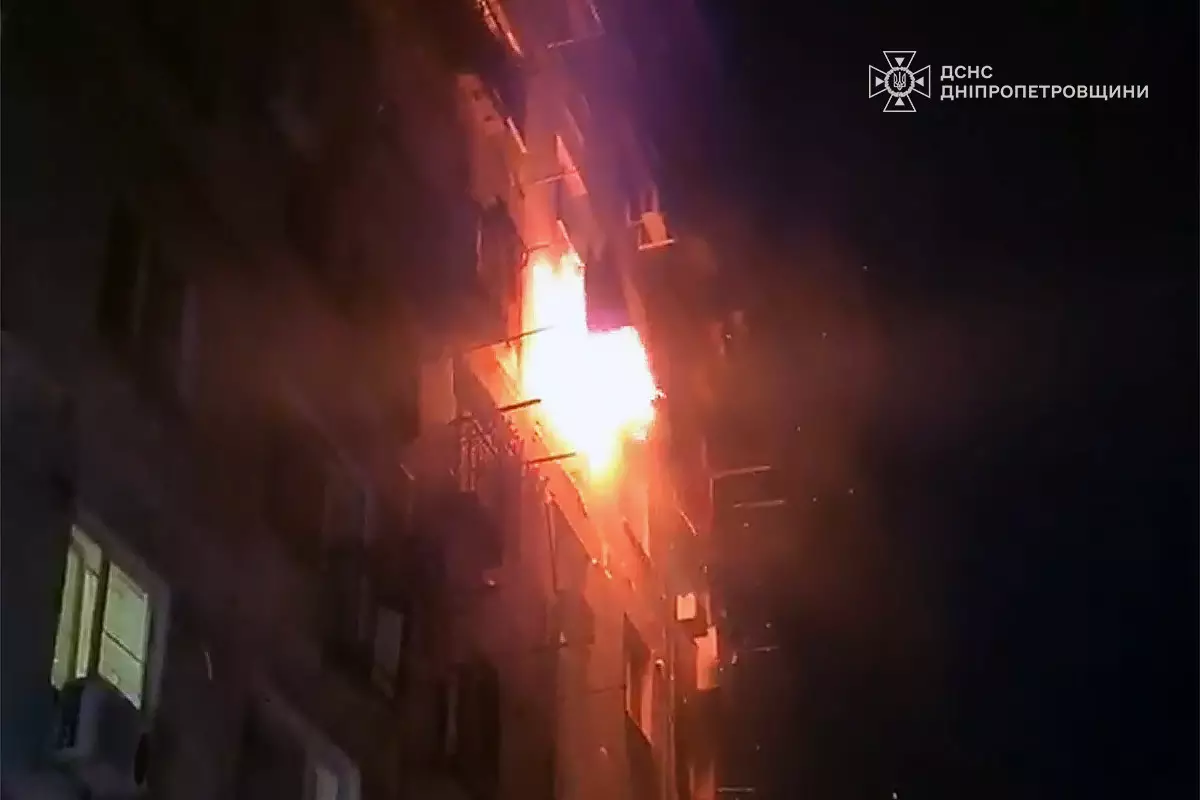 В Днепре во время пожара в многоэтажке пожарные спасли двух человек - рис. 1