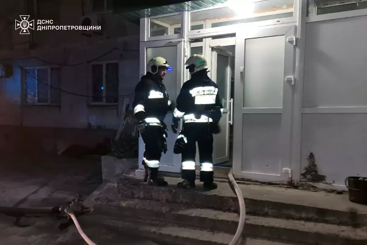 В Днепре во время пожара в многоэтажке пожарные спасли двух человек - рис. 2