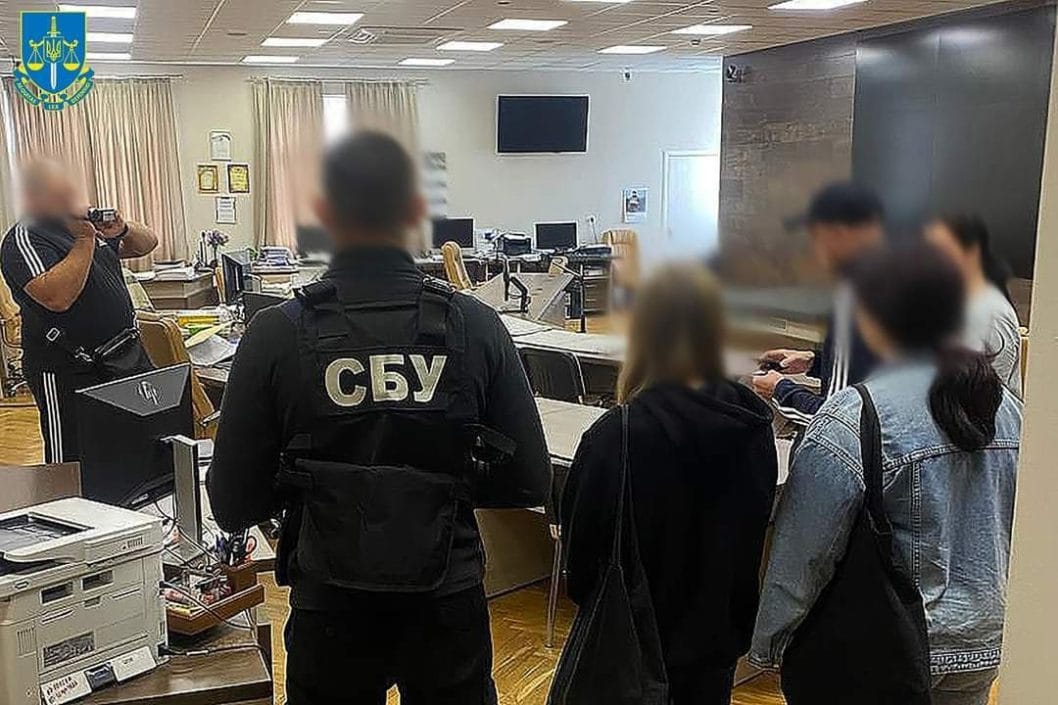 В Днепре чиновник горсовета растратил почти 2 миллиона гривен при закупке оборудования - рис. 1