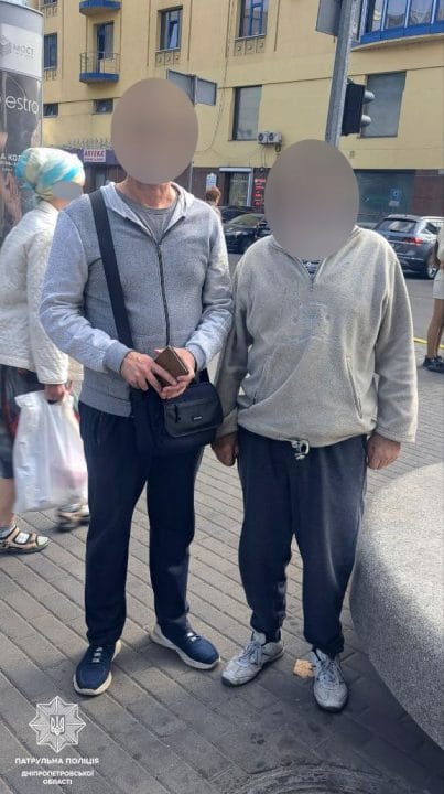 У Дніпрі патрульні допомогли дістатися додому дідусеві, який загубився - рис. 1