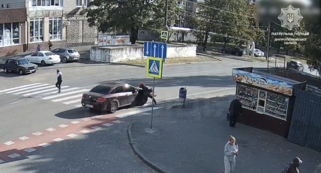У Дніпрі поліцейські за пів години розшукали водія, який збив жінку з дитиною на “зебрі”