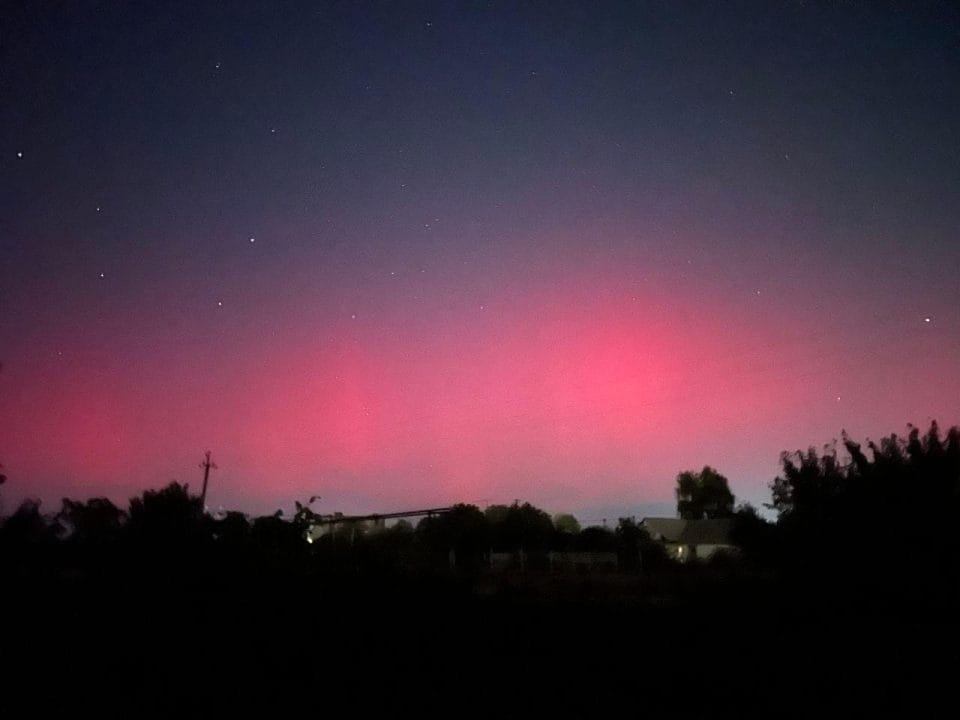 В небе над Днепром заметили северное сияние - рис. 1