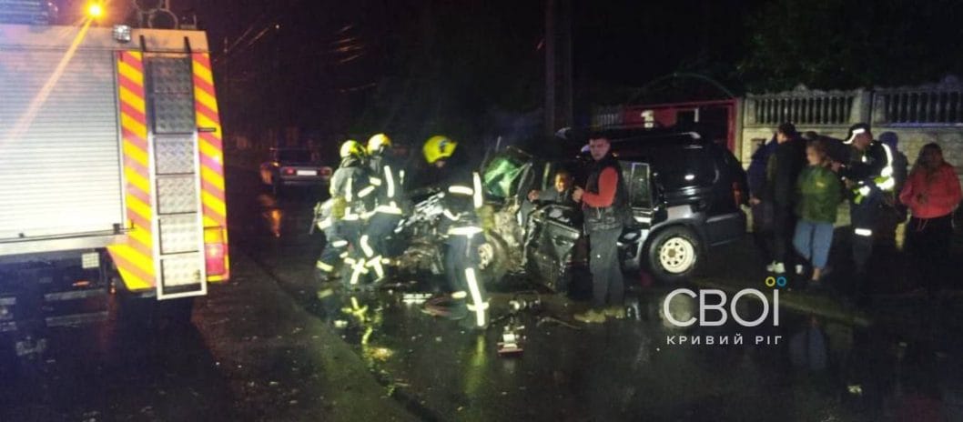 На Днепропетровщине легковушка влетела в дерево: водителя зажало внутри салона - рис. 1