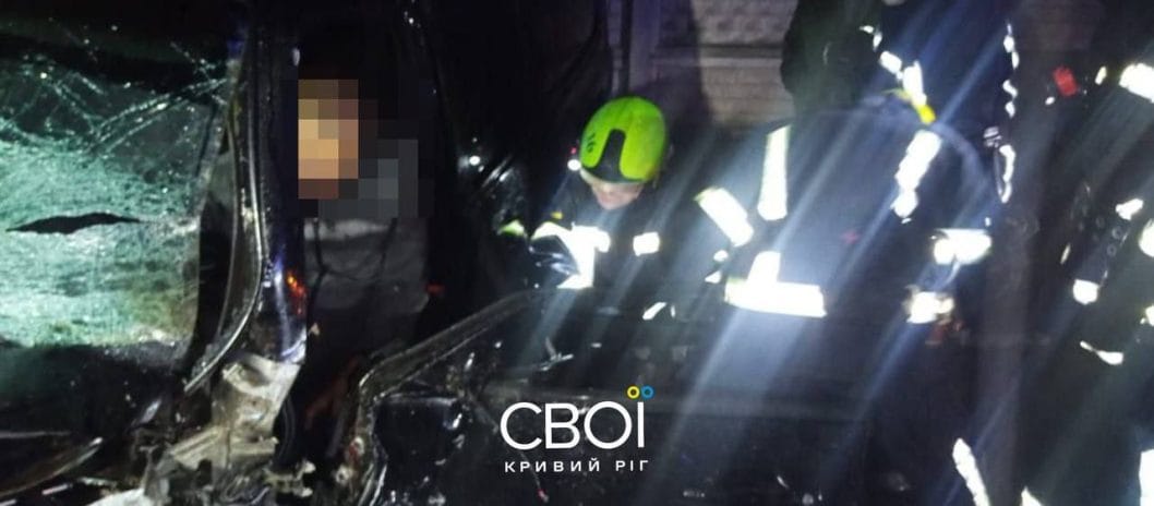 На Днепропетровщине легковушка влетела в дерево: водителя зажало внутри салона - рис. 2