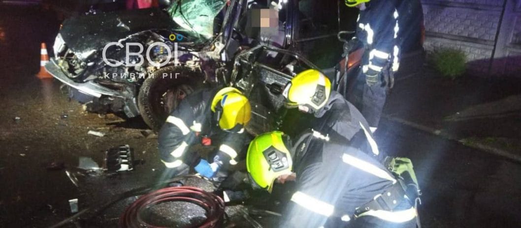 На Днепропетровщине легковушка влетела в дерево: водителя зажало внутри салона - рис. 3