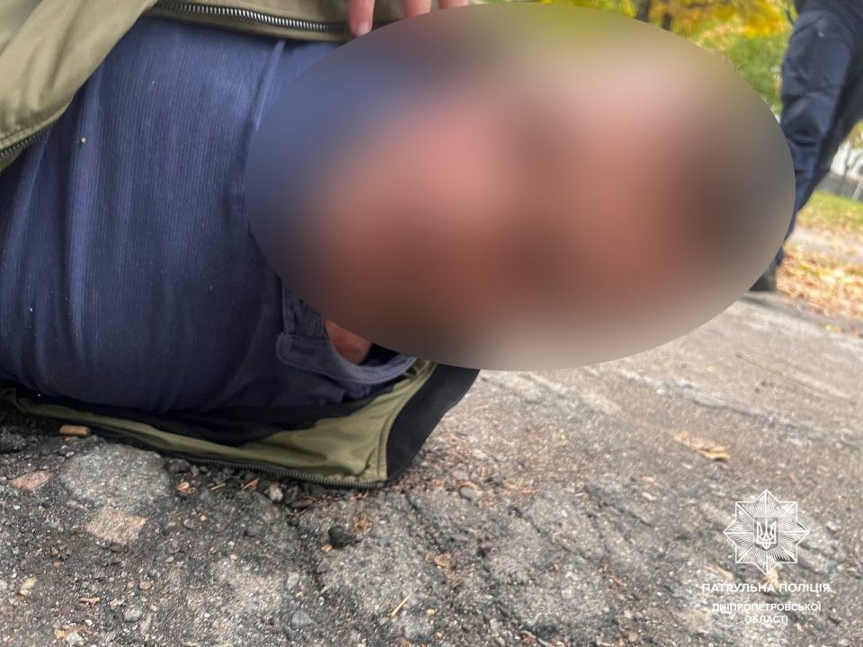 В Днепре двое мужчин ограбили женщину и закрыли ее в общественном туалете - рис. 2