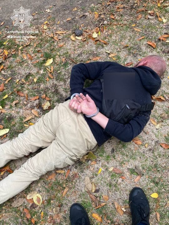 В Днепре двое мужчин ограбили женщину и закрыли ее в общественном туалете - рис. 1