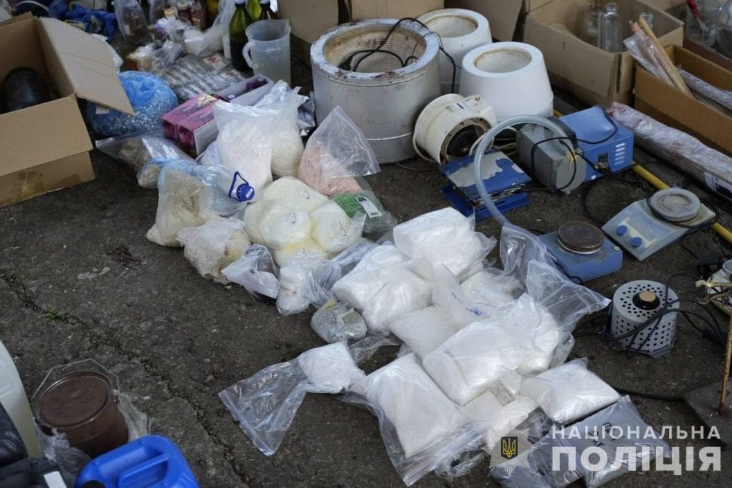 На Дніпропетровщині ліквідували масштабне виробництво, яке продавало амфетамін і солі - рис. 4