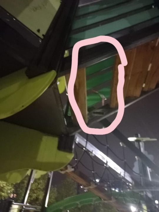 Опасно для детей: в Днепре в сквере «Прибрежном» вандалы сломали горку - рис. 1