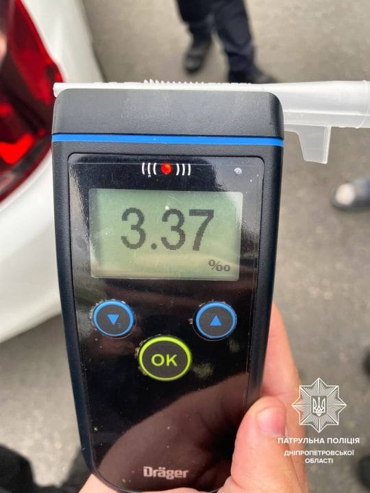 В Днепре пьяный водитель въехал в шлагбаум на территории больницы - рис. 2