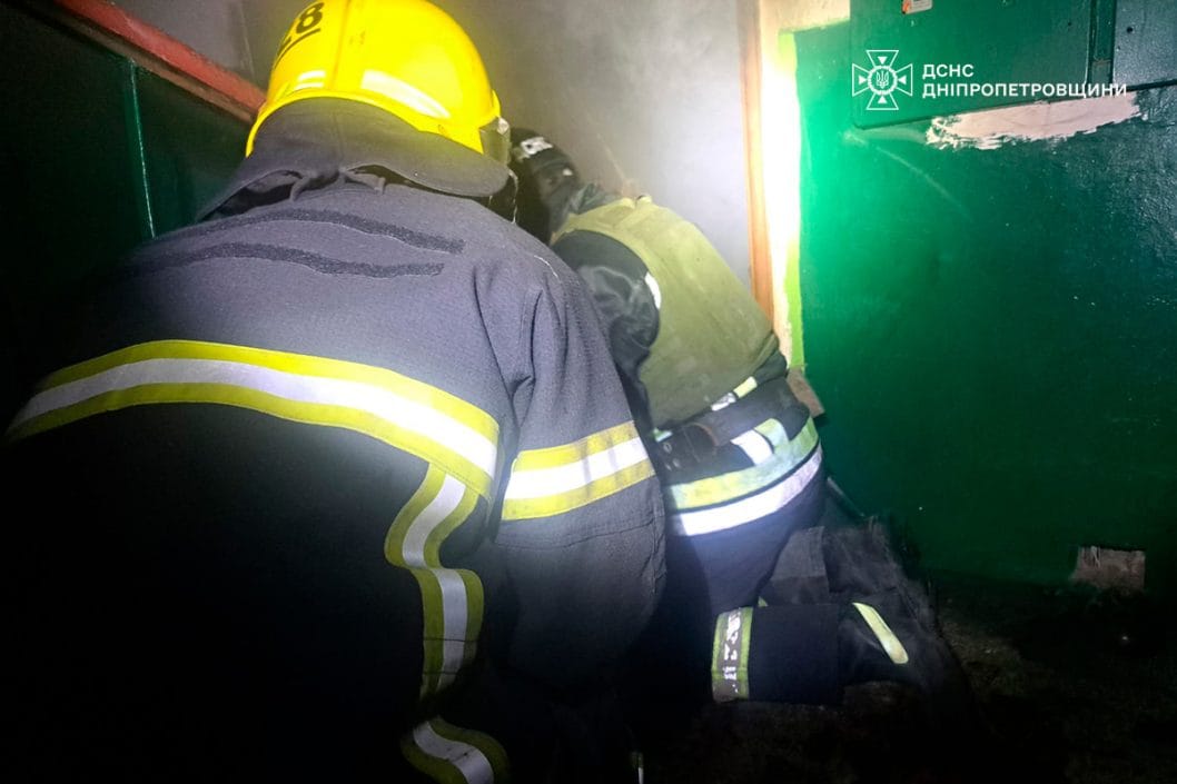 На Днепропетровщине во время пожара погиб мужчина, еще 8 человек удалось спасти - рис. 1
