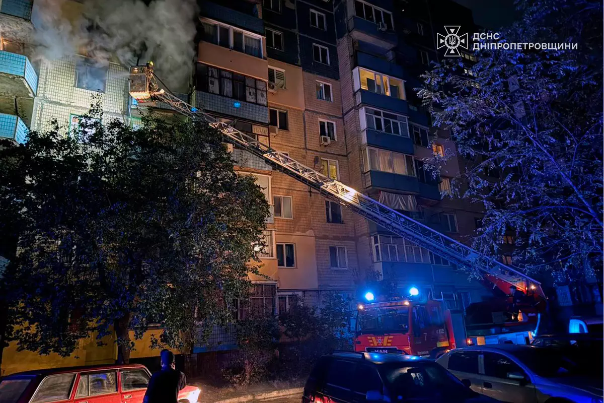 На Дніпропетровщині загинула людина внаслідок масштабного займання в багатоповерхівці