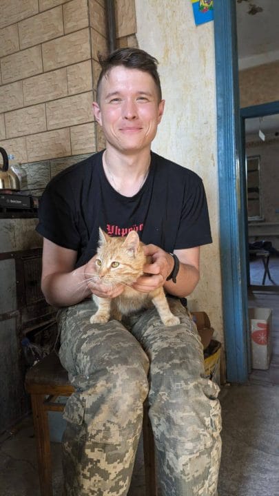 У лікарні Дніпра рятують бойового медика, який підірвався на міні та втратив обидві ноги - рис. 2