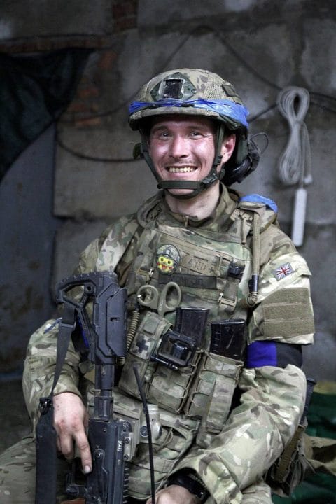 У лікарні Дніпра рятують бойового медика, який підірвався на міні та втратив обидві ноги - рис. 1