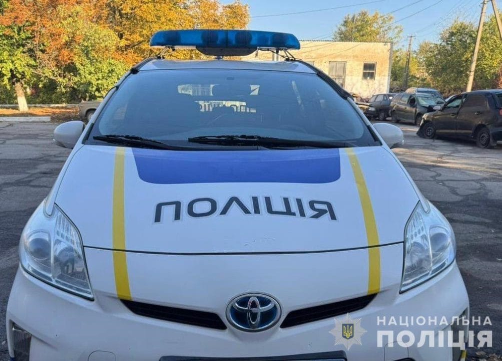 На Днепропетровщине пьяный мужчина угрожал полицейским топором и повредил служебный автомобиль - рис. 1