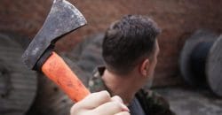 На Днепропетровщине пьяный мужчина угрожал полицейским топором и повредил служебный автомобиль - рис. 1