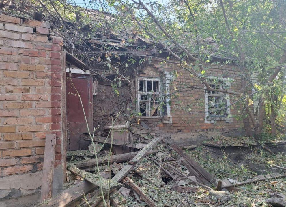Пошкоджено транспортне підприємство, будинки і гаражі: на Дніпропетровщині внаслідок ворожих обстрілів постраждали 2 цивільних  - рис. 4