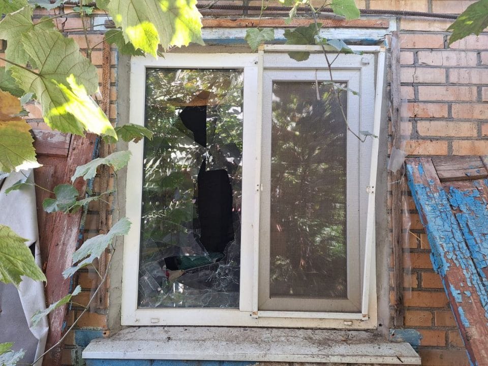 Пошкоджено транспортне підприємство, будинки і гаражі: на Дніпропетровщині внаслідок ворожих обстрілів постраждали 2 цивільних  - рис. 2