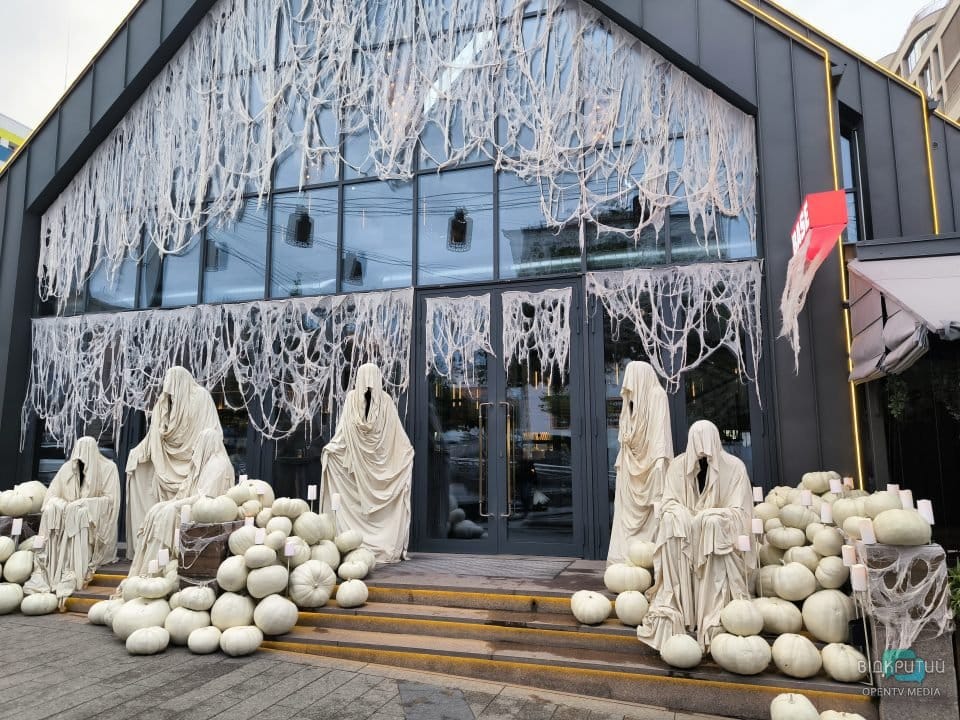 В центре Днепра появилась жуткая фотозона к Гэлловину - рис. 1