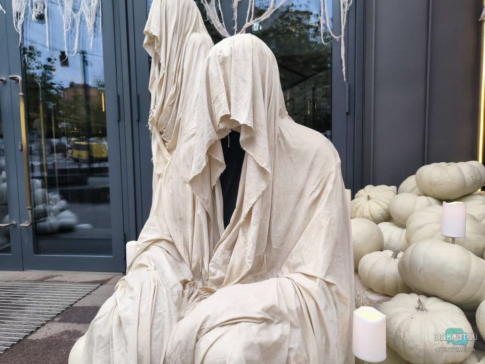 В центре Днепра появилась жуткая фотозона к Гэлловину - рис. 2