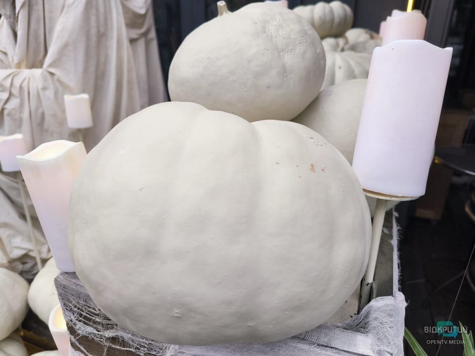 В центре Днепра появилась жуткая фотозона к Гэлловину - рис. 3