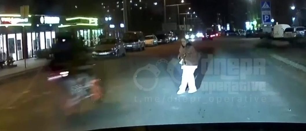 Навіть не планував зупинятися: у Дніпрі мотоцикліст ледь не збив дитину на "зебрі" - рис. 1