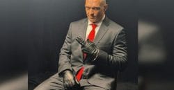Украинский боксер Усик появился в образе Hitman на дуэли взглядов перед реваншем с Фьюри - рис. 16