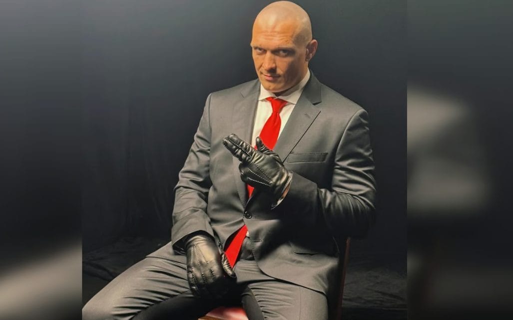 Украинский боксер Усик появился в образе Hitman на дуэли взглядов перед реваншем с Фьюри - рис. 3