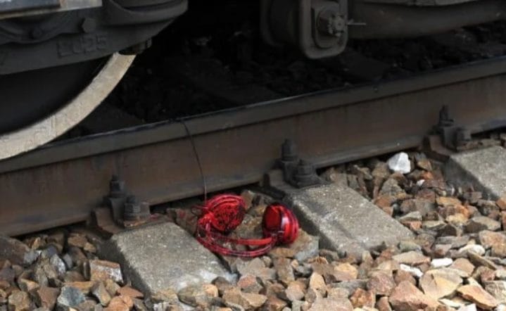 На Дніпропетровщині школярка в навушниках потрапила під потяг: її шпиталізували у важкому стані - рис. 1