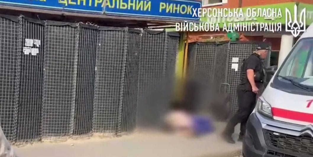 Російські терористи вдарили по ринку та зупинці у середмісті Херсона під час хвилини мовчання: відомо про 7 загиблих  - рис. 1
