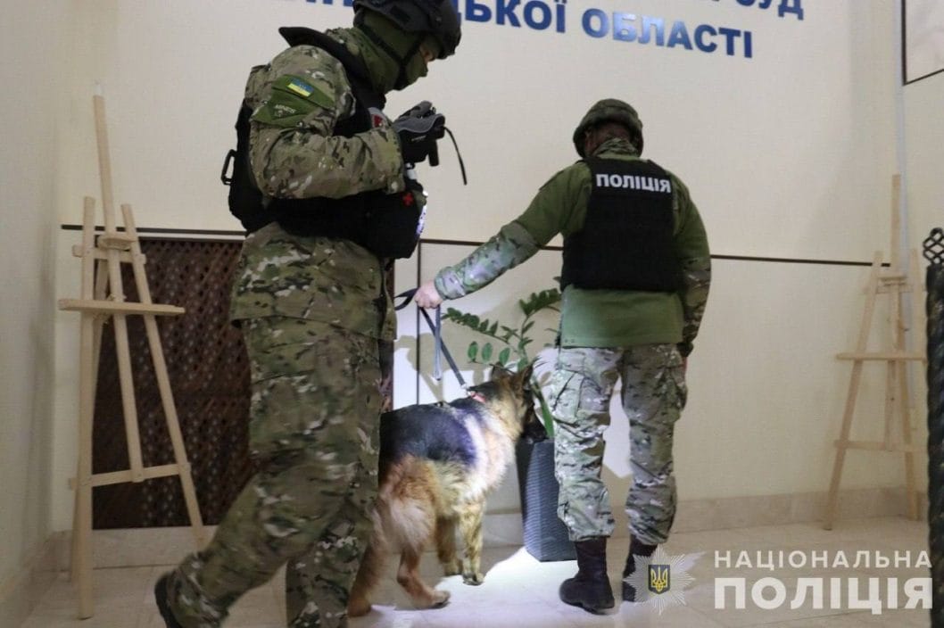 З усієї України надійшло понад 2 000 тисячі повідомлень про замінування: поліція перевірила кожен об'єкт