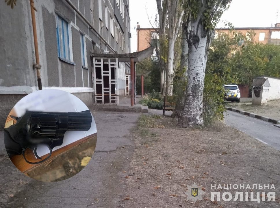 На Дніпропетровщині чоловік стріляв у сусіда з пістолета - рис. 1