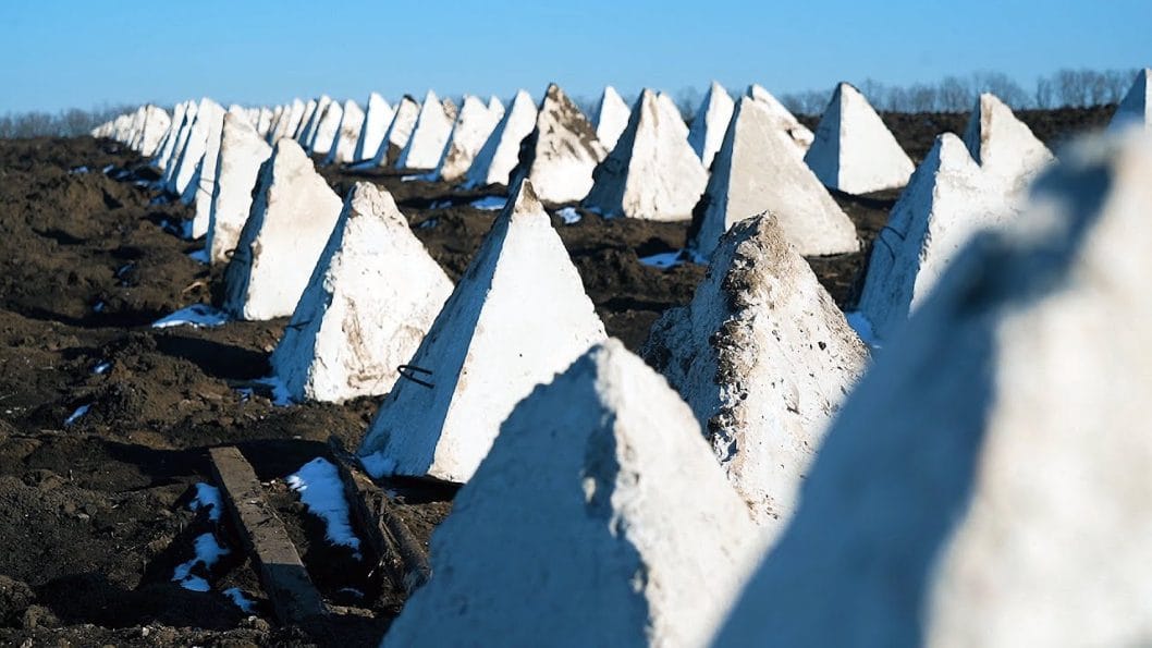 Кабмін пропонує позбавляти українців права на землю для будівництва фортифікацій