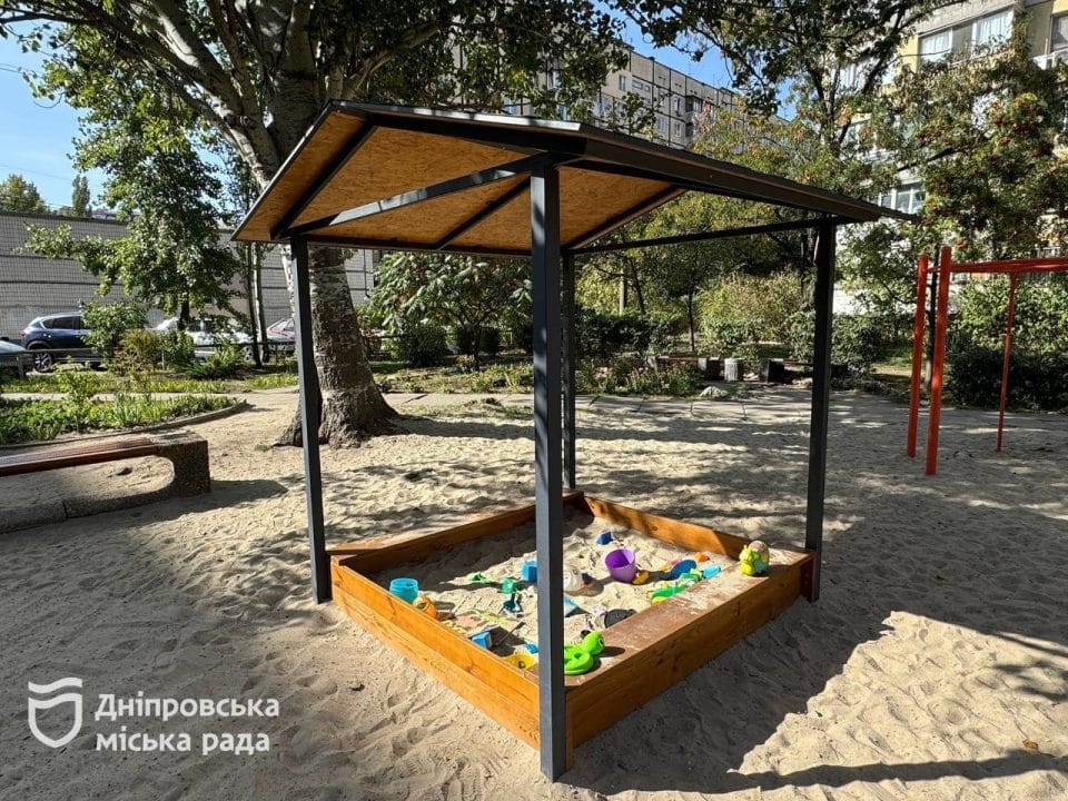 У Дніпрі в сквері ім. Євгенія Єніна з'явився дитячий майданчик - рис. 7