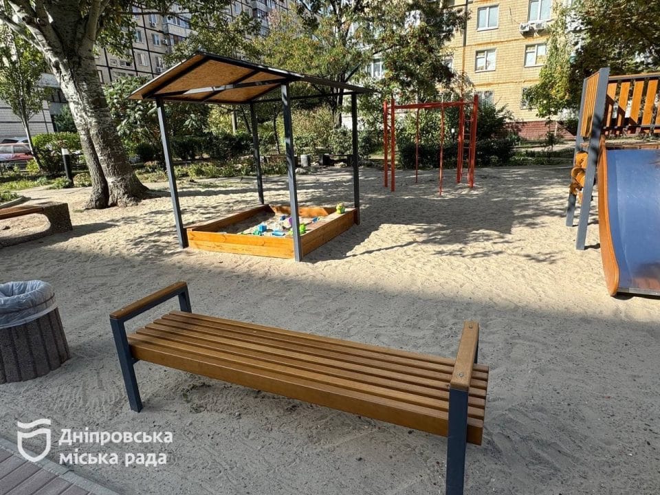 У Дніпрі в сквері ім. Євгенія Єніна з'явився дитячий майданчик - рис. 8