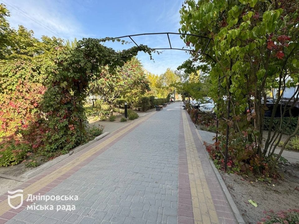 У Дніпрі в сквері ім. Євгенія Єніна з'явився дитячий майданчик - рис. 12