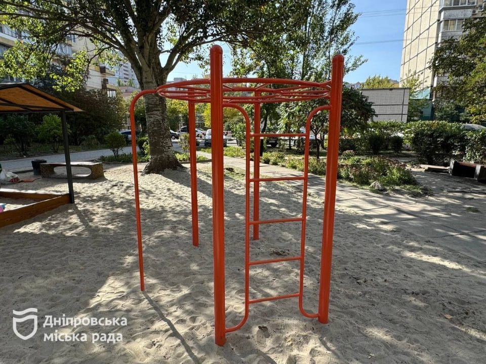 У Дніпрі в сквері ім. Євгенія Єніна з'явився дитячий майданчик - рис. 6