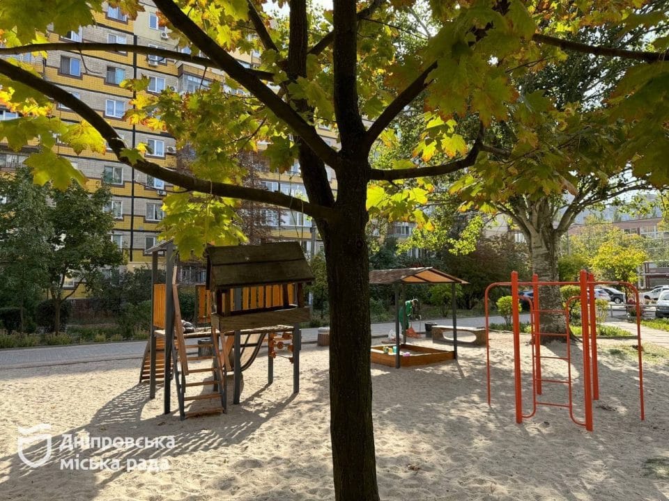 У Дніпрі в сквері ім. Євгенія Єніна з'явився дитячий майданчик - рис. 9